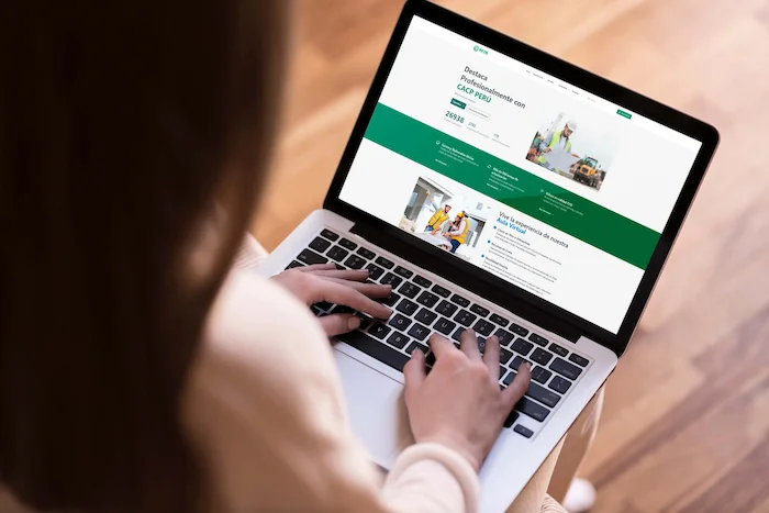 Persona viendo la plataforma de CACP Perú